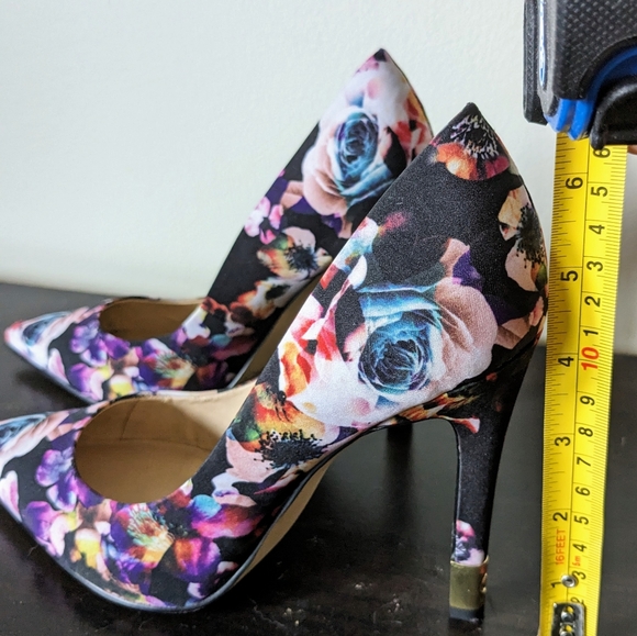Floral Guess Heels - Picture 2 of 7
